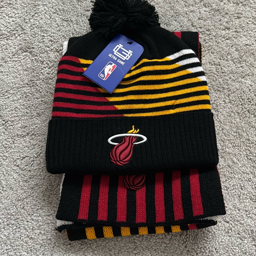 Basketballl- NBA ultra game hat with Pom Pom and snarf set NWT